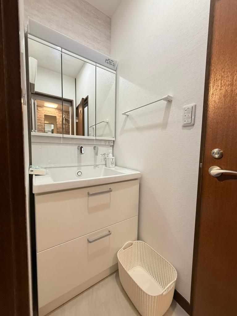 新宿区四谷4丁目　中古戸建の独立洗面台|現地ご見学希望・資料請求などお気軽にお問い合わせ下さい！
03-5990-5201