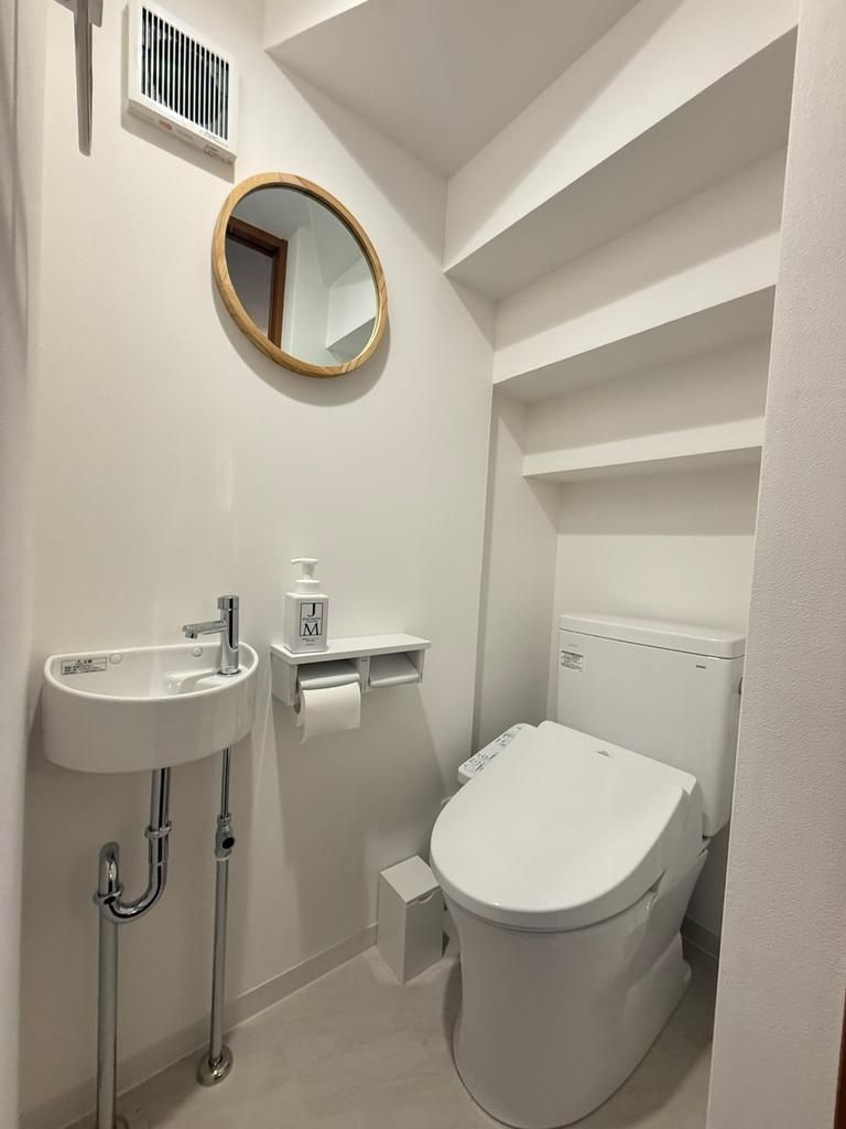 新宿区四谷4丁目　中古戸建のトイレ|現地ご見学希望・資料請求などお気軽にお問い合わせ下さい！
03-5990-5201