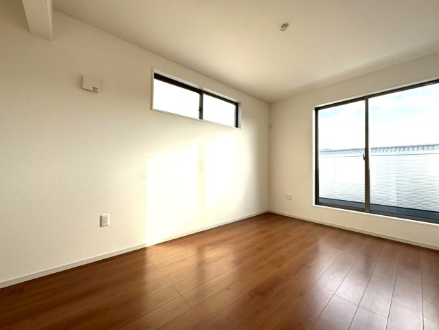 ◆リビング広々１８帖の４ＬＤＫ◆南向きにつき陽当たり良好◆並列駐車２台可能◆伏見区醍醐古道町１期の洋室|洋室