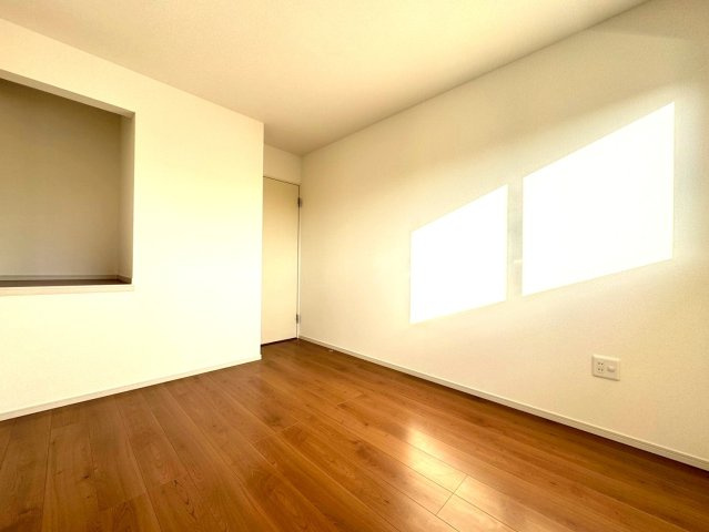 ◆リビング広々１８帖の４ＬＤＫ◆南向きにつき陽当たり良好◆並列駐車２台可能◆伏見区醍醐古道町１期の洋室|洋室