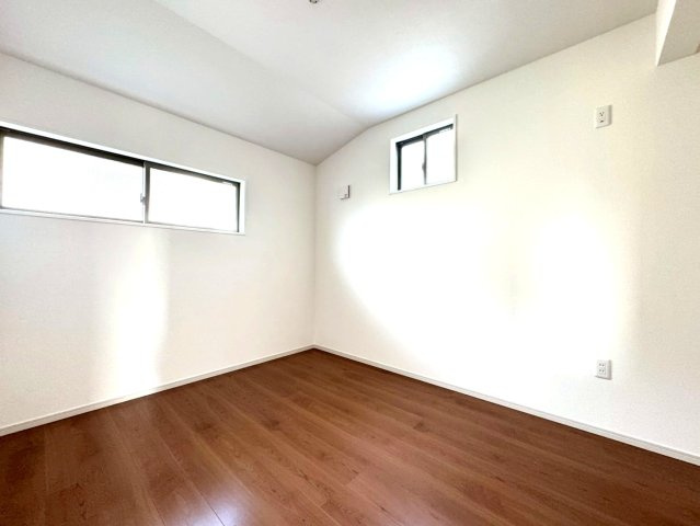 ◆リビング広々１８帖の４ＬＤＫ◆南向きにつき陽当たり良好◆並列駐車２台可能◆伏見区醍醐古道町１期の洋室|洋室