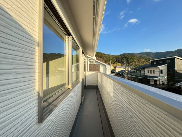 ◆リビング広々１８帖の４ＬＤＫ◆南向きにつき陽当たり良好◆並列駐車２台可能◆伏見区醍醐古道町１期のバルコニー|バルコニー