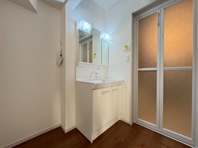 ◆リビング広々１８帖の４ＬＤＫ◆南向きにつき陽当たり良好◆並列駐車２台可能◆伏見区醍醐古道町１期の洗面所|洗面台