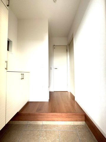 ◆リビング広々１８帖の４ＬＤＫ◆南向きにつき陽当たり良好◆並列駐車２台可能◆伏見区醍醐古道町１期の玄関|玄関