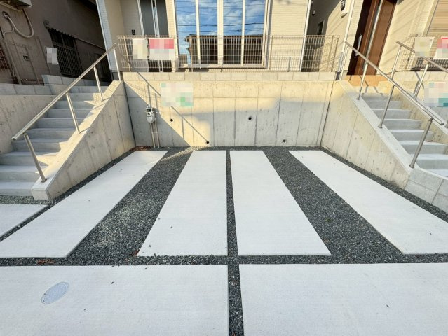 ◆リビング広々１８帖の４ＬＤＫ◆南向きにつき陽当たり良好◆並列駐車２台可能◆伏見区醍醐古道町１期の駐車場|駐車場