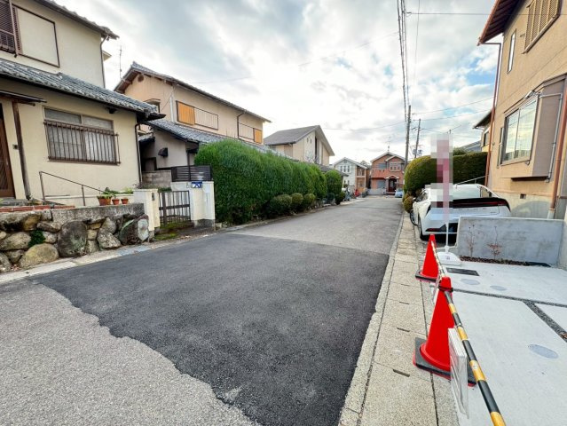 ◆リビング広々１８帖の４ＬＤＫ◆南向きにつき陽当たり良好◆並列駐車２台可能◆伏見区醍醐古道町１期の前面道路含む現地写真|前道