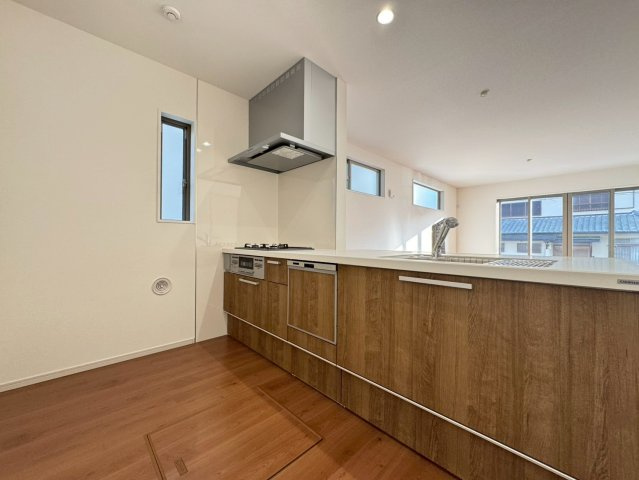 ◆リビング広々１８帖の４ＬＤＫ◆南向きにつき陽当たり良好◆並列駐車２台可能◆伏見区醍醐古道町１期のキッチン|キッチン