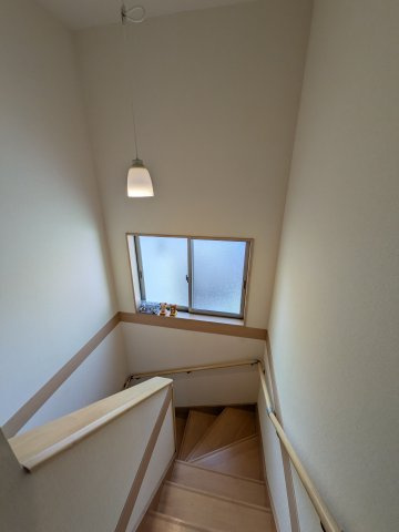 大口町下小口３丁目　中古戸建の内装|階段