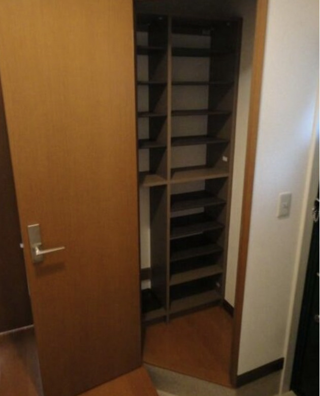 タカホアパートメントの玄関