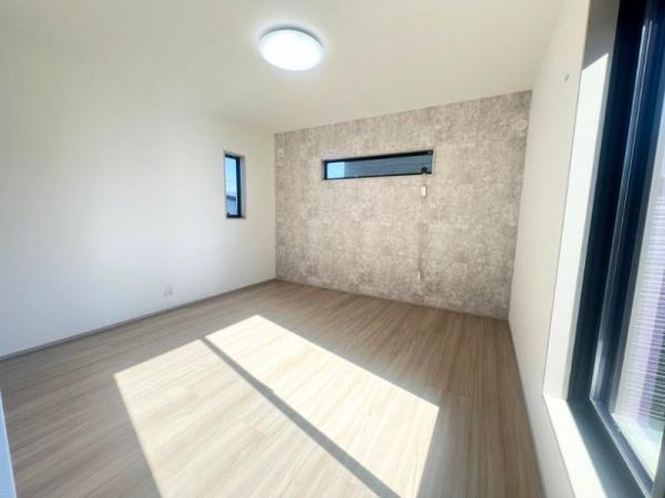 タマタウン星和台　1号地の洋室|アクセントクロスがお洒落に演出してます。