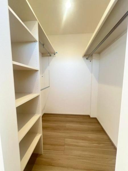 タマタウン星和台　1号地の収納|畳んで収納、かけて収納、どちらも可能です。