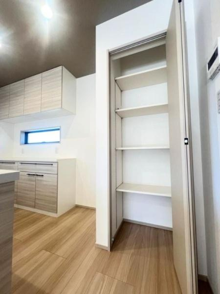 タマタウン星和台　1号地の収納|キッチン横のパントリー収納。可動棚付きです。