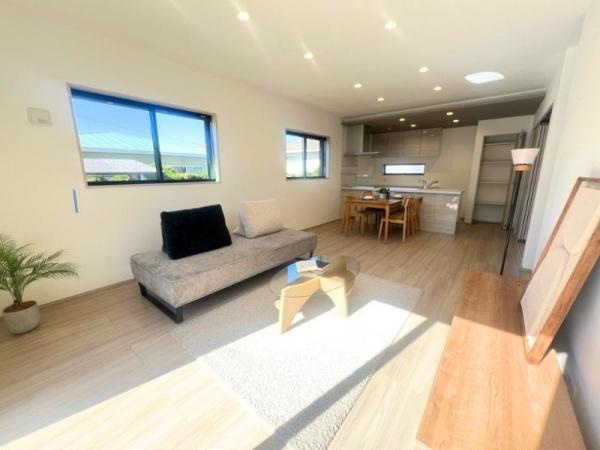 タマタウン星和台　1号地の居間・リビング|照明をつけていなくても日中は日当たりがとても良いです。