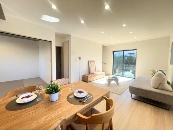 タマタウン星和台　1号地の居間・リビング|18帖のLDKの横に6帖の畳スペース。