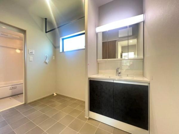 タマタウン星和台　1号地の独立洗面台|広々とした洗面脱衣室があり、快適です。