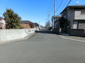 【前面道路含む現地写真】 | 伊奈町中央１丁目　条件なし売地　角地45坪