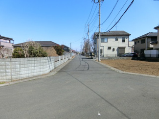 【前面道路含む現地写真】 | 伊奈町中央１丁目　条件なし売地　角地45坪