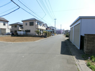 【前面道路含む現地写真】 | 伊奈町中央１丁目　条件なし売地　角地45坪