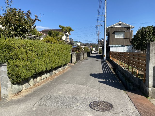 八幡2丁目　売物件の前面道路含む現地写真