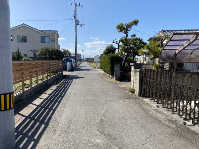 八幡2丁目　売物件の前面道路含む現地写真