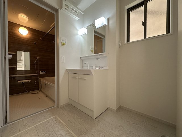 明石市藤江　新築戸建の独立洗面台|三面鏡で収納もできるのでスッキリ空間を演出。身だしなみを整えて素敵な1日を過ごせそう