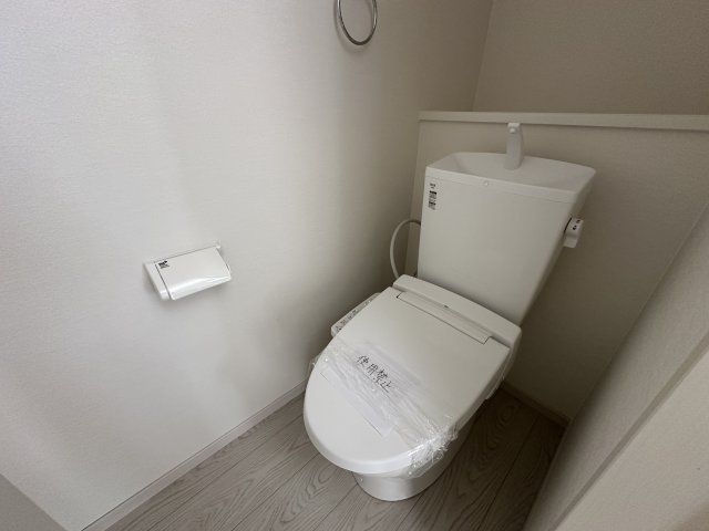 明石市藤江　新築戸建のトイレ|いつまでも清潔な空間であって頂けますように、目に留まるだけではなく、お掃除しやすい壁紙をチョイス致しました。白を基調としており清潔感もありますね。