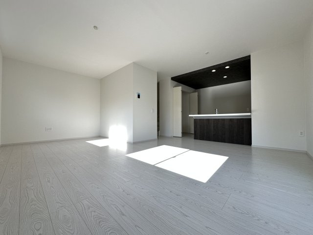 明石市藤江　新築戸建の居間・リビング|約18.7帖のリビングダイニング。ソファ、ダイニングテーブルを置いても十分な広さがあります。