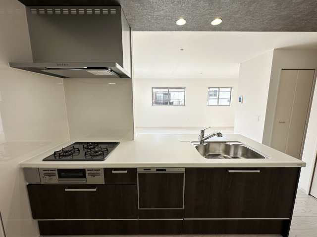 明石市藤江　新築戸建のキッチン|必須の３口コンロ。同時進行で効率アップはもちろん鍋を移動する回数が減り、無駄な動きを軽減。　