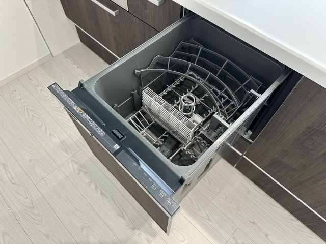明石市藤江　新築戸建のその他|食器洗乾燥機が搭載されています。食後の時間にゆとりが生まれ、ご家族とのくつろぎタイムを過ごせます。