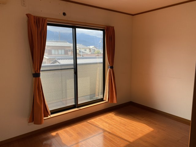 下泉町1丁目　中古物件の洋室|２F 洋室　西側