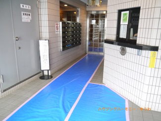 【その他共用部分】 | 清潔感と歓迎感があるエントランスホールとなります。