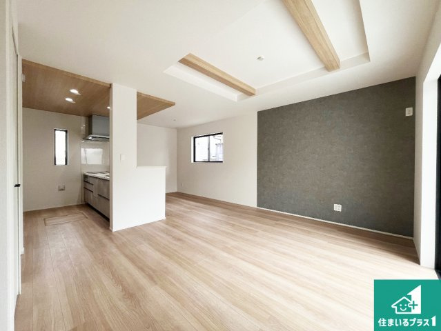 加古川市野口町北野　第2期　新築一戸建ての居間・リビング|明るいリビングで朝の目覚めもスッキリできそう！対面キッチンでご家族のコミュニケーションも自然と増える設計！小さなお子様が遊ぶスペースを作っても広々とくつろげるLDK！