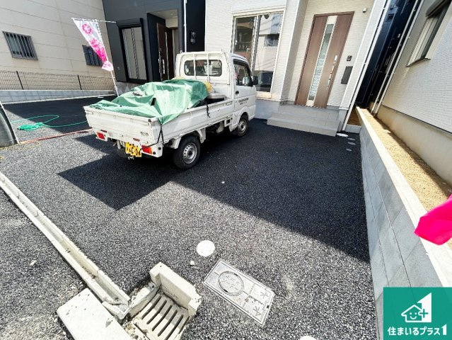 大阪市生野区田島　第4期　新築一戸建ての駐車場|並列２台駐車可能！ゆとりの駐車スペースで車庫入れもスムーズ！
