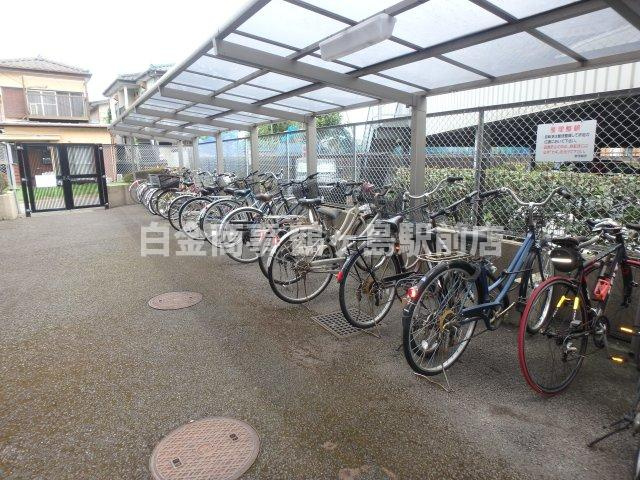 コスモ坂戸の駐車場