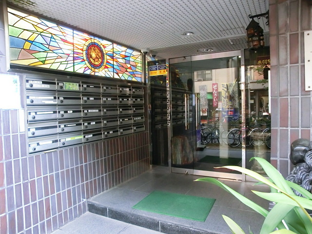 アダマスのエントランス|お洒落なデザインのエントランスです