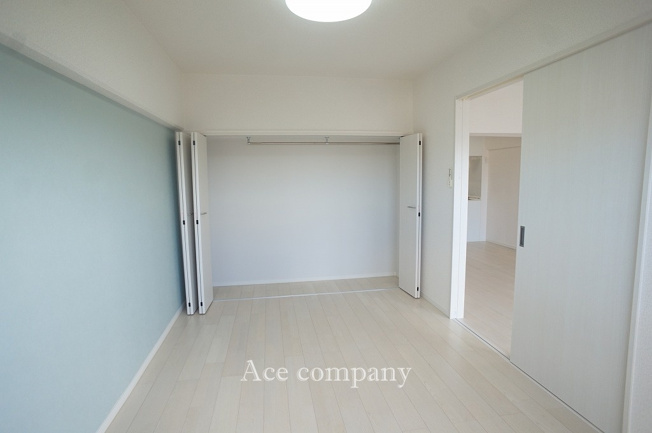 【寝室】 | 平野コーポ | 【洋室6帖】大容量のクローゼット完備です♪