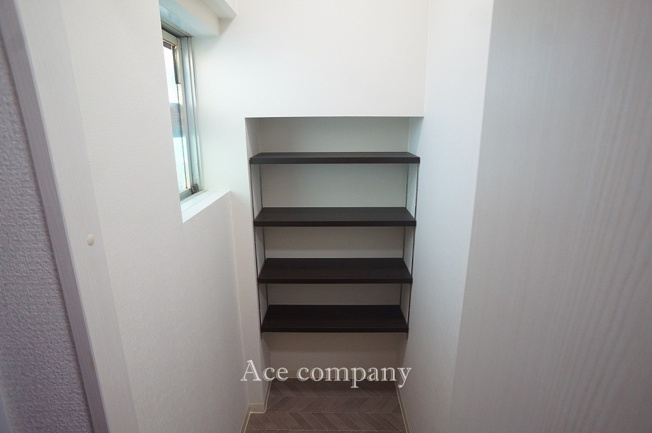 【収納】 | 平野コーポ | 奥行きのある玄関収納内♪可動棚・窓付きです☆