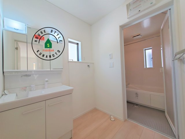 熊本市北区植木町正清第1-2棟（1号棟）の内観：施工例|ゆとりの洗面スペースで朝の身支度もスムーズに。暮らしを快適に変えるシャワー付洗面台です！