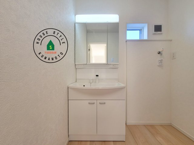 熊本市北区植木町正清第1-2棟（1号棟）の内観：施工例|毎日使うものだから清潔な空間を保ちたい水回り。洗面にはそんな願いを解消させてくれる収納アイデアが満載です。三面鏡の裏側にはキャビネットが現れ小物から背の高い物まで収納できます。