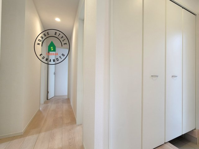熊本市北区植木町正清第1-2棟（1号棟）の内観：施工例|平屋はワンフロアしかないため、部屋と部屋の距離が近くなります。 生活音の緩衝材として廊下を活用するのがおすすめです。