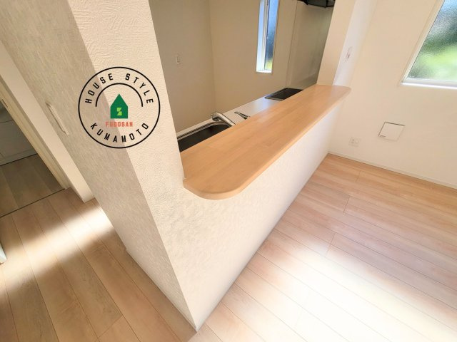 熊本市北区植木町正清第1-2棟（1号棟）の内観：施工例|キッチンから立ち込める香りが今日の料理を期待させます。