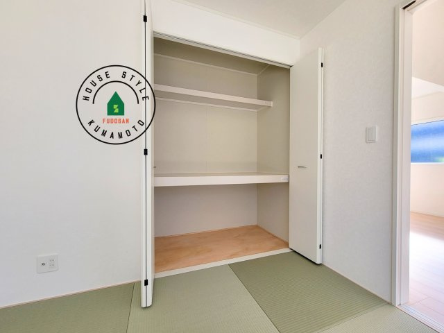 熊本市北区植木町正清第1-2棟（1号棟）の内観：施工例|壁面クローゼットのメリットは、衣類が横一列に並ぶためひと目で洋服が選びやすいこと。衣類をたくさんお持ちの方も、限られたスペース内に無理なく収納することができます。