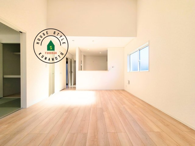 熊本市北区植木町正清第1-2棟（1号棟）の内観：施工例|キッチンからリビングをしっかり確認できます。家族の笑顔があふれる空間になりそうですね。