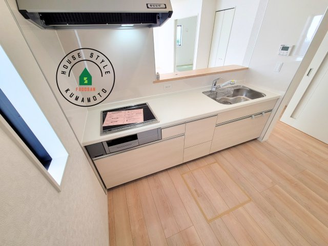 熊本市北区植木町正清第1-2棟（1号棟）の内観：施工例|ご家族を近くに感じられる対面キッチンのLDK。会話もはずみそうですね。