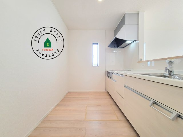 熊本市北区植木町正清第1-2棟（1号棟）の内観：施工例|カウンターキッチンなら、リビングで遊ぶ子供の様子を見ながら料理ができるので安心です。料理を運んでもらったり、子供にお手伝いしてもらいやすいのもいいですね。