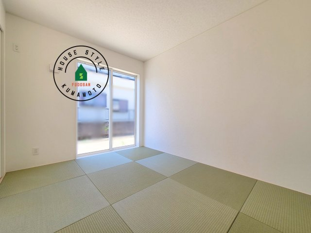 熊本市北区植木町正清第1-2棟（1号棟）の内観：施工例|和室を上手に活用すると暮らし方の幅が広がります。例えば普段は開け放して、子供の小さいうちはお昼寝や遊びのスペースに。畳はソフトなので転んでもケガをしにくく安心です