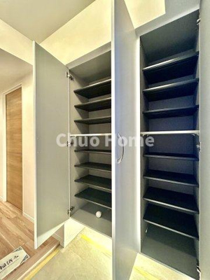 【玄関】 | コスモプレイスグラシエ | 【玄関】玄関には大型のシューズクローゼットを設置しておりますのでいつでもスッキリりとした空間を保てます。玄関周りを清潔に使うのはとても大事なことですよね。