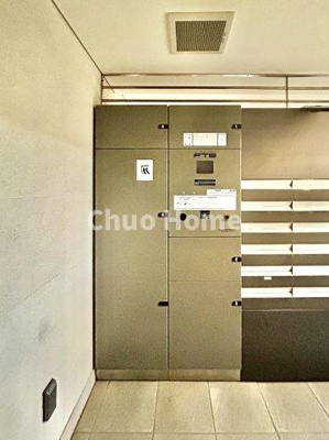 【設備】 | コスモプレイスグラシエ | 【宅配ボックス】在宅時・不在時に関わらず、居住者の代わりに非対面で宅配物を受け取ってくれる便利な設備です。わかりやすくご説明致しますので見学時にはお部屋だけではなく共用部分もぜひチェックしてください。