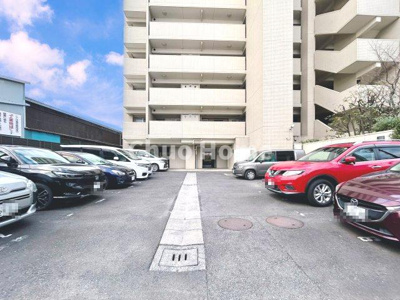 【駐車場】 | コスモプレイスグラシエ | 【敷地内駐車場】最新の空き状況や費用などの詳細は担当スタッフまでお問い合わせください。