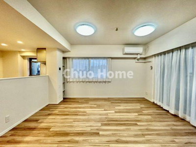 【キッチン】 | コスモプレイスグラシエ | 視界に広がりを生むオープンなキッチン。料理や片付けをしながら、家族との会話を楽しんだり、リビングで遊ぶ子どもを見守れます。ご見学時には家具の配置などもイメージしながらぜひご覧になって見て下さい。